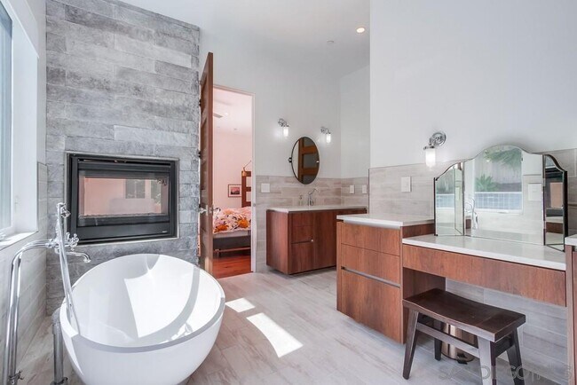 Building Photo - 738 Castro St