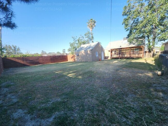 Building Photo - Charming 2 bedroom, 1 bathroom house near ...