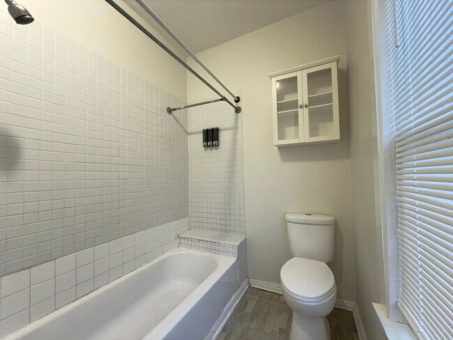 Building Photo - 1200 Ada St