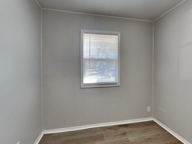 Building Photo - Beautiful 4BR 1BA Home w/  Granite Counters, Stainless Steel Appliances and Big Backyard in Grand...