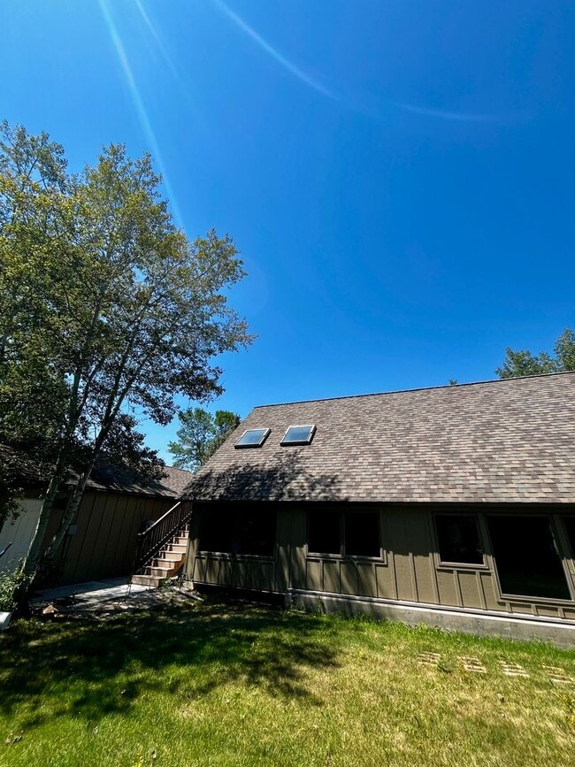 Building Photo - Executive Rental on Riverside Country Club...