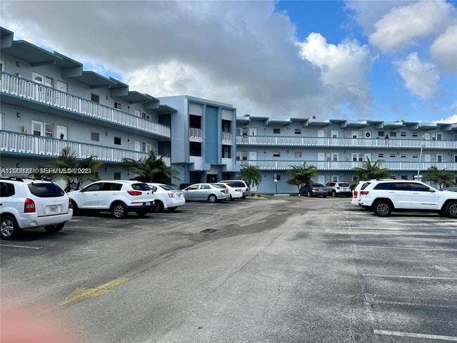 Building Photo - 2200 Park Ln