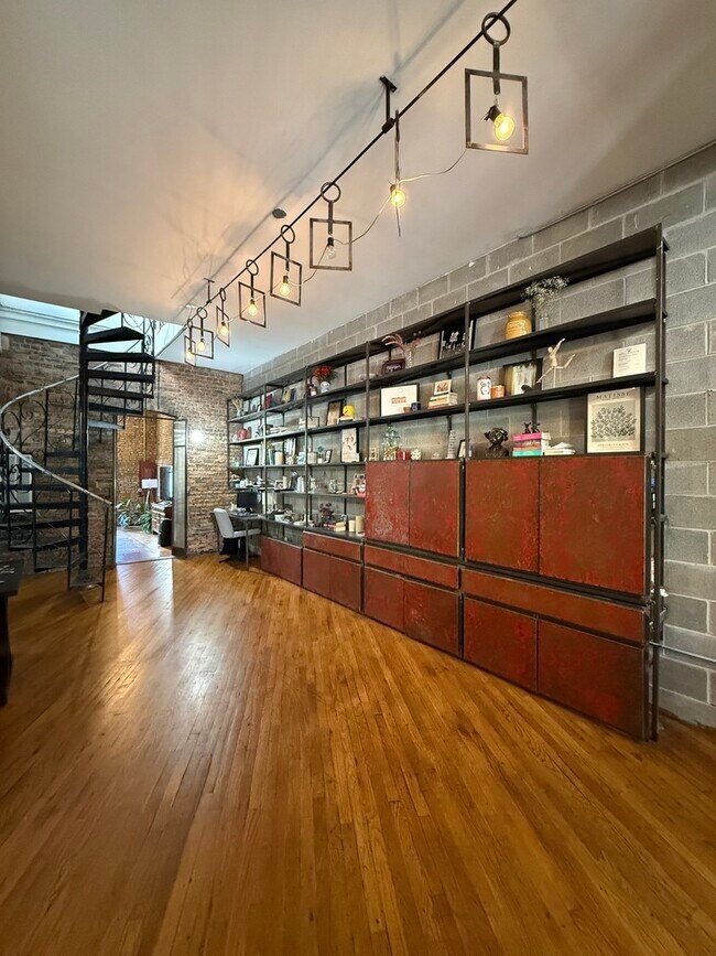 Building Photo - 1111 W Randolph St