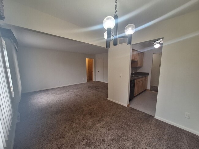 Building Photo - St Clair Shores 2 bedroom condo