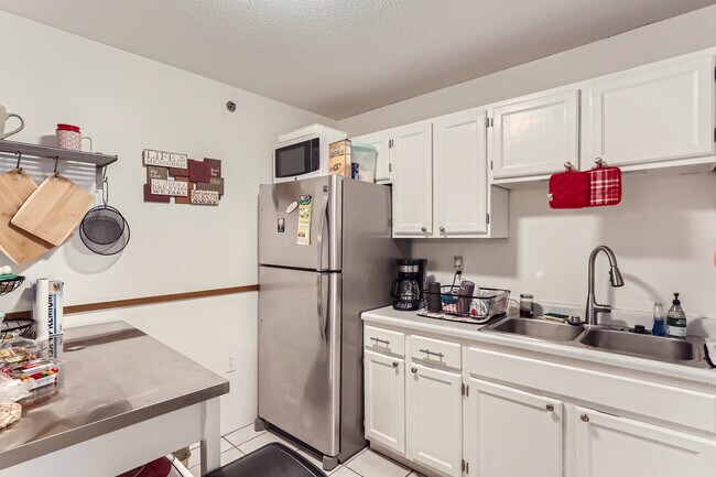 Building Photo - 6500 Woodlake Dr