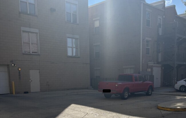 Building Photo - 1075 W Roosevelt Rd