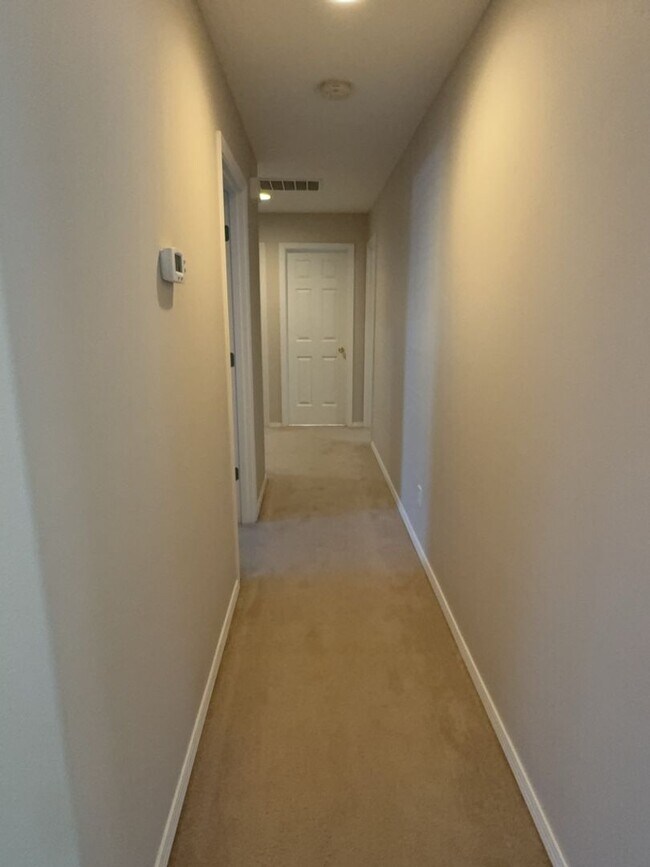 Building Photo - Three Bedroom, Two Bath in the Vineyards N...