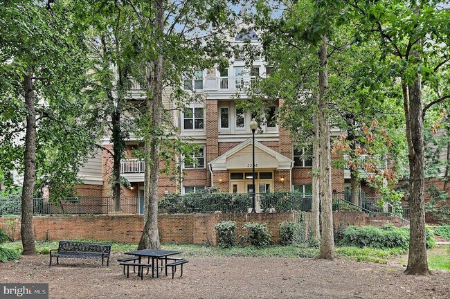 Building Photo - 2204 Westcourt Ln