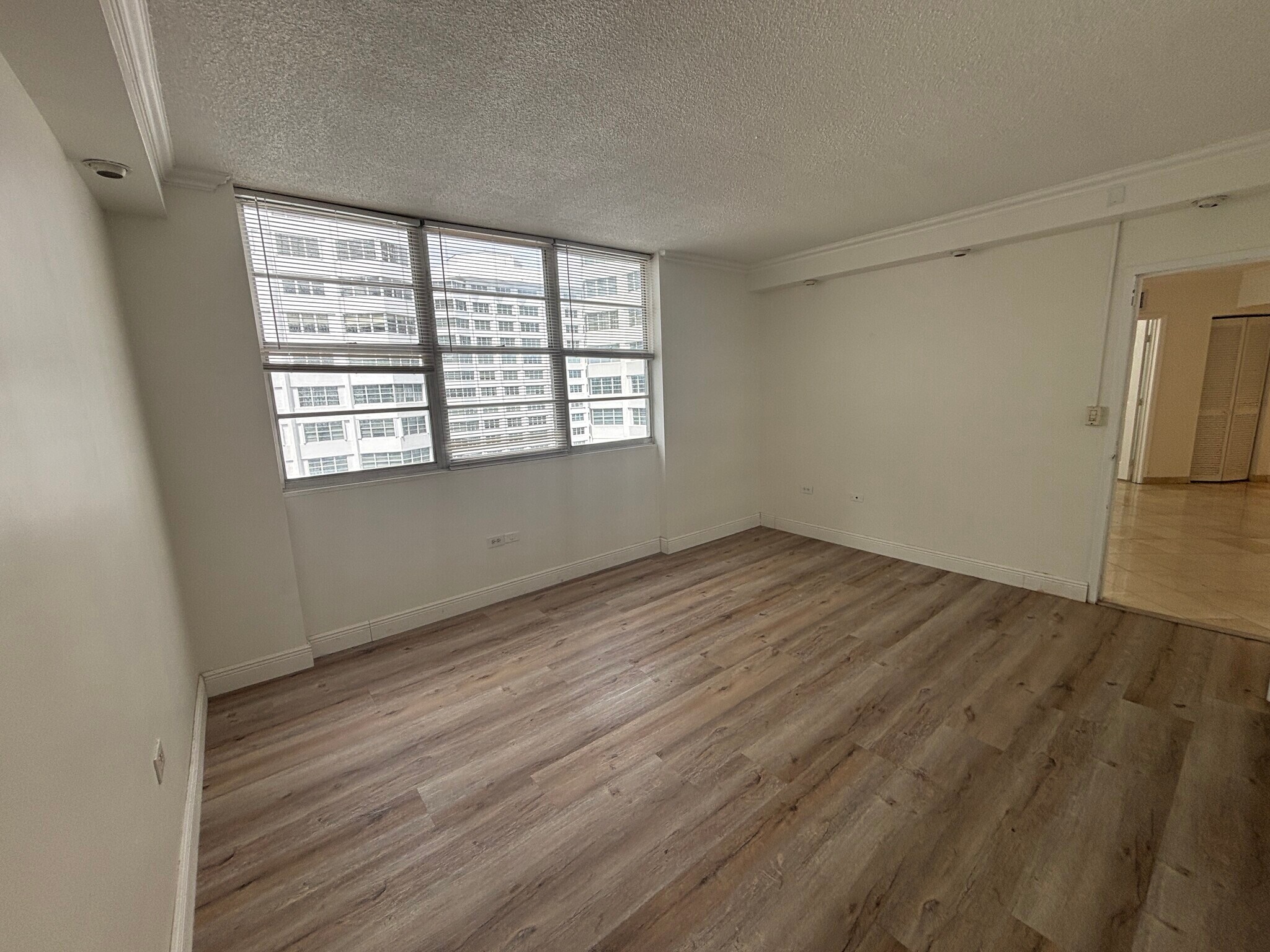 Building Photo - 999 Brickell Bay Dr