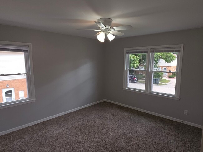 Building Photo - Updated 3 bedroom West Allis upper