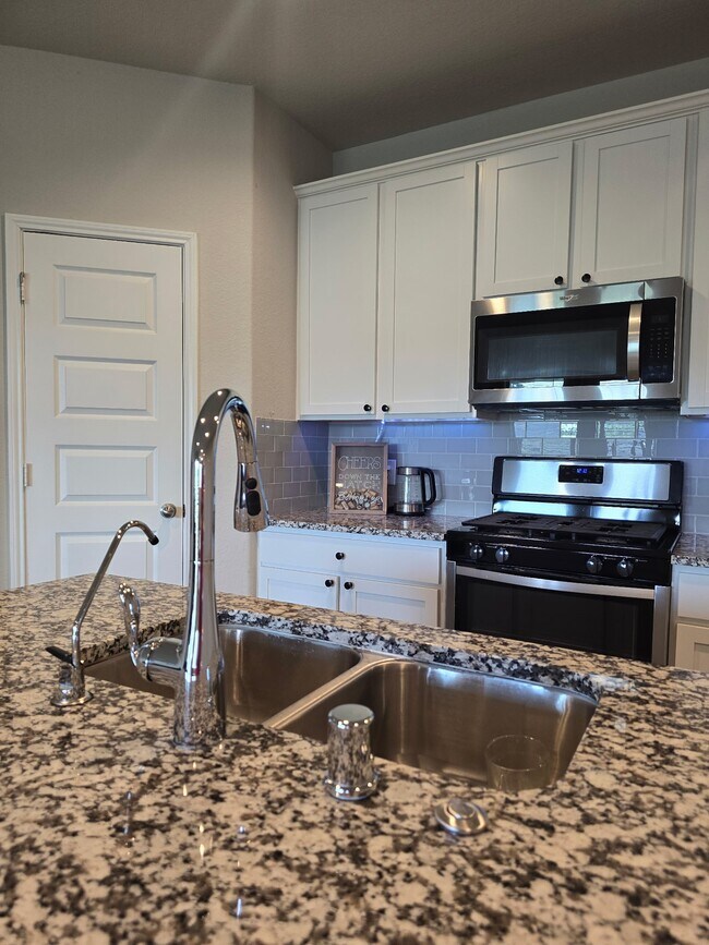 Building Photo - 519 Kickapoo Dr