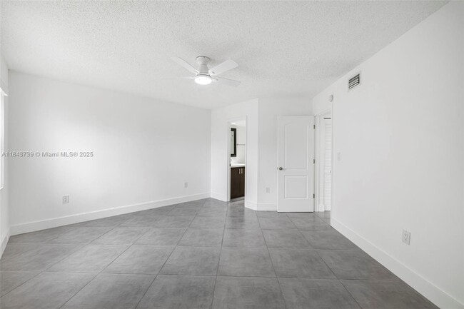 Building Photo - 9407 Fontainebleau Blvd