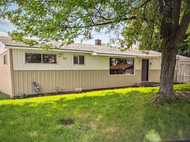 Building Photo - 1420 N Mesa Rd