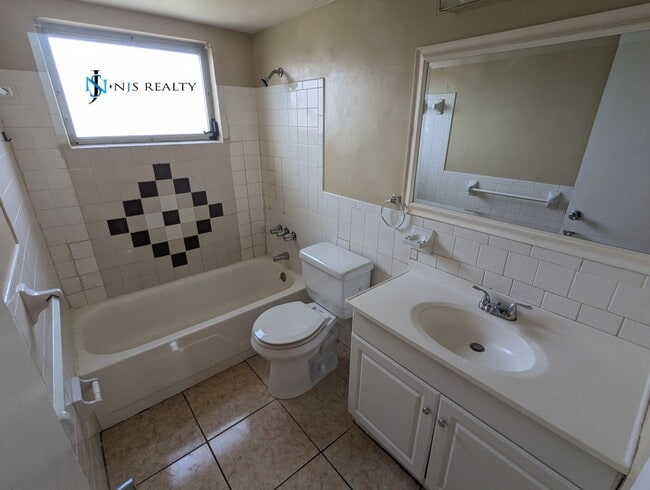 Building Photo - Beautiful, true 3 bed, 2bath home with 110...
