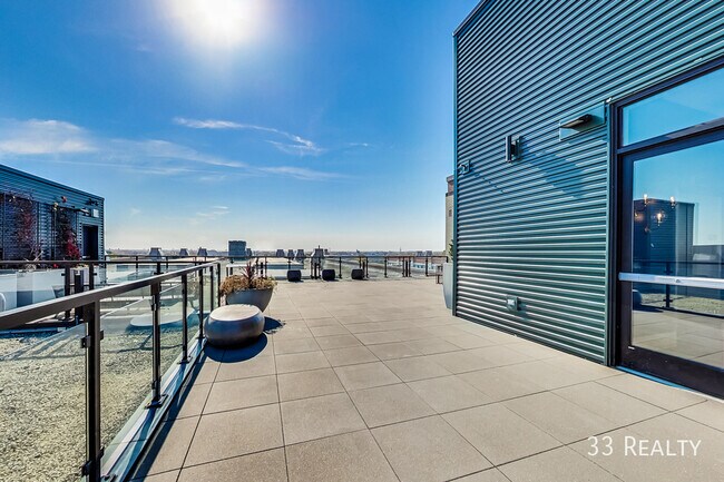 Building Photo - 4000 W Diversey Ave
