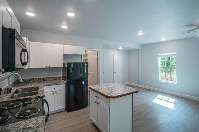 Building Photo - 11579 Persimmon St
