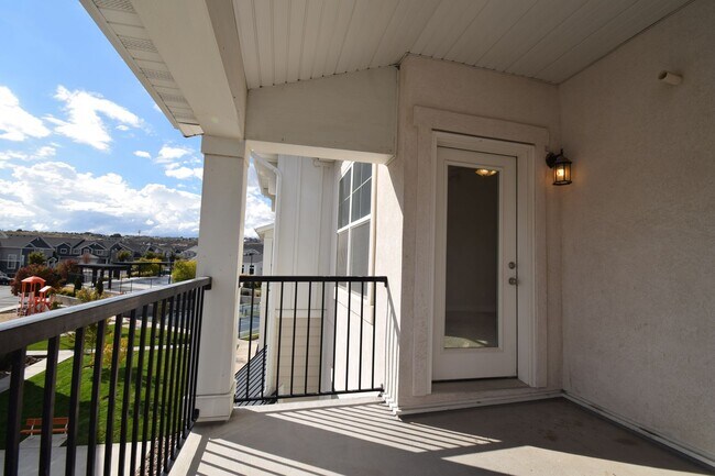 Building Photo - Bright Top Floor Condo with Tennis court, Pool, and Clubhouse