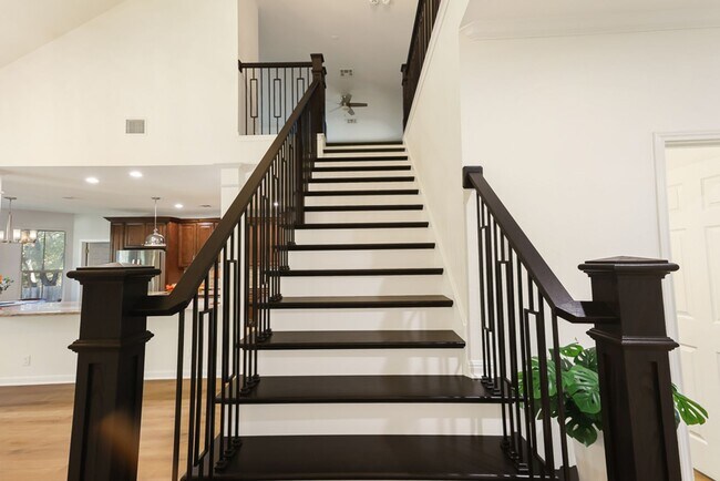 Building Photo - 4 Bedroom/3.5 Bath Rogers Ranch Subdivision