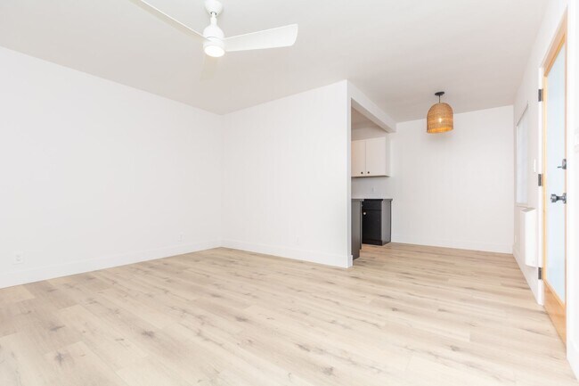 Building Photo - Stylishly Remodeled 1 Bed/1Bath in Crown P...