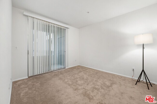Building Photo - 6400 Crescent Prk E
