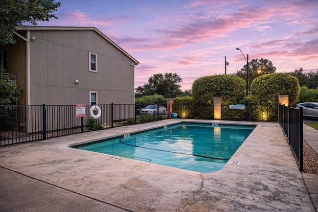 Building Photo - 2450 Ashdale Dr