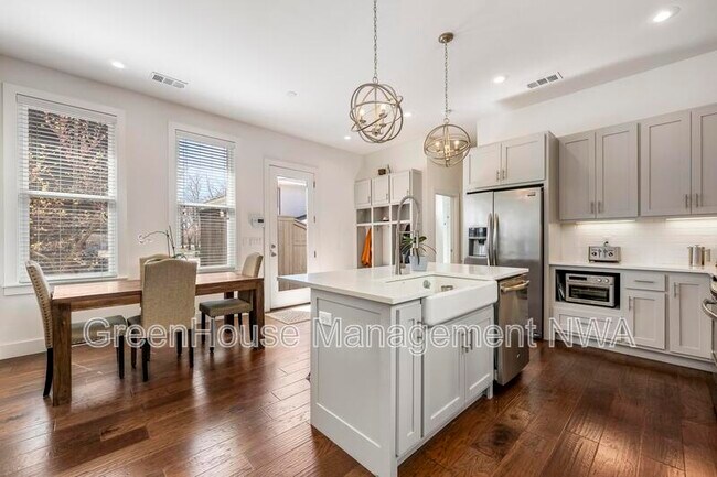 Building Photo - 636 SW B St