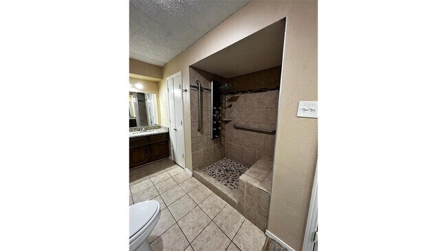 Building Photo - 1025 Cloverdale Ln