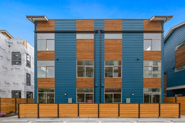 Building Photo - 3 year old Crown Hill townhome