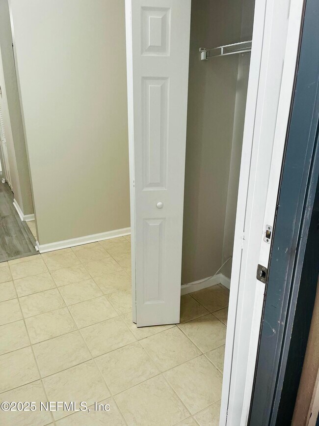 Building Photo - 8880 Old Kings Rd S