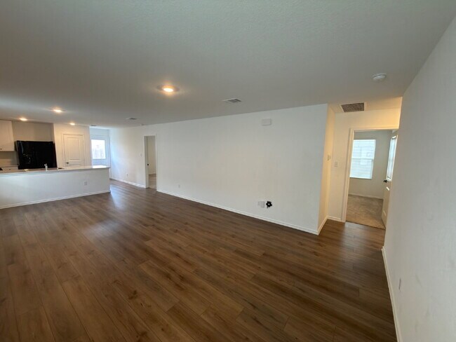 Building Photo - Three bed two bath two car garage in Sunset Oaks community.