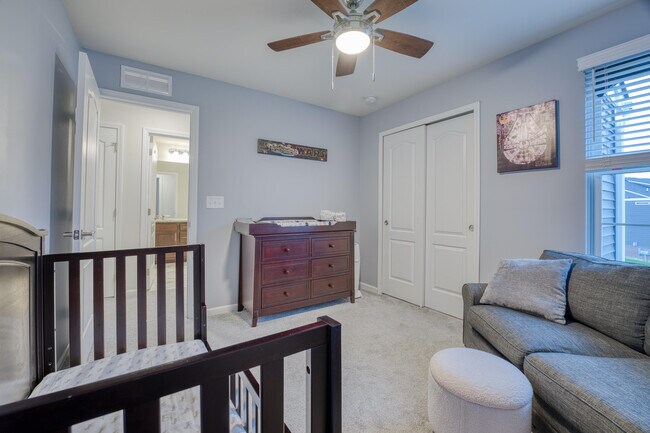 Building Photo - 2832 Fairgrove Cres