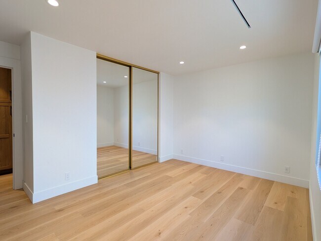 Building Photo - 1800 Oriole Dr
