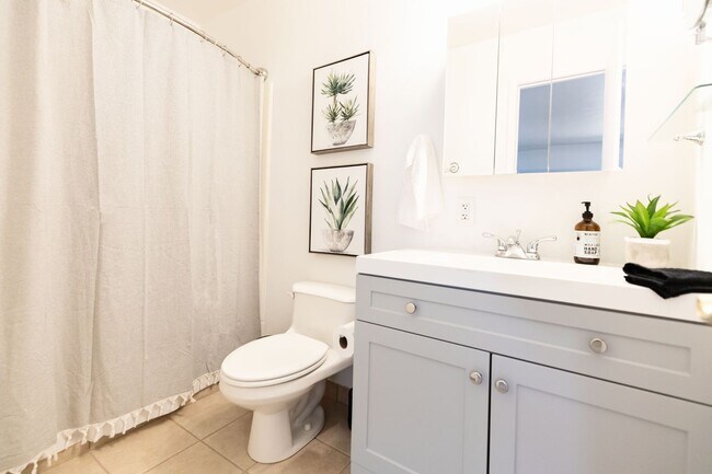 Building Photo - Tempe Beauty! 2199 Sq Ft 4 bedroom 2 bath ...