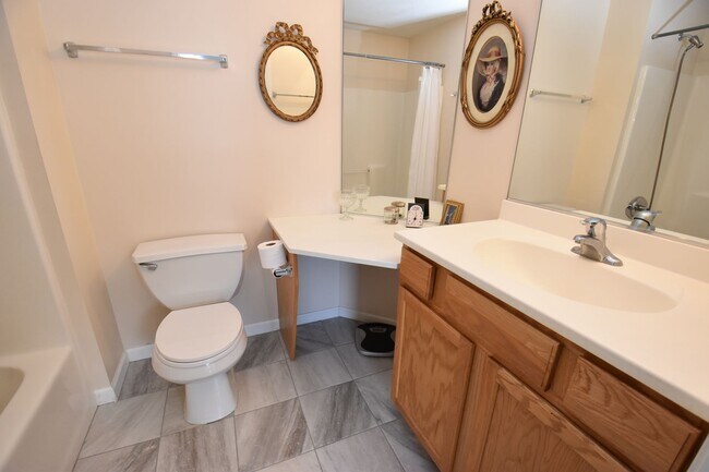 Building Photo - Home in Farmington Hills, 3 bedroom, 2 bath. Close to Notre Dame!