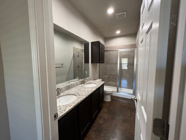 Building Photo - Luxury 3/2 Duplex in Seguin, Texas