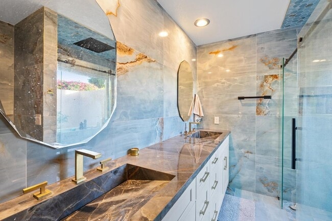 Building Photo - 8178 Via de Ln