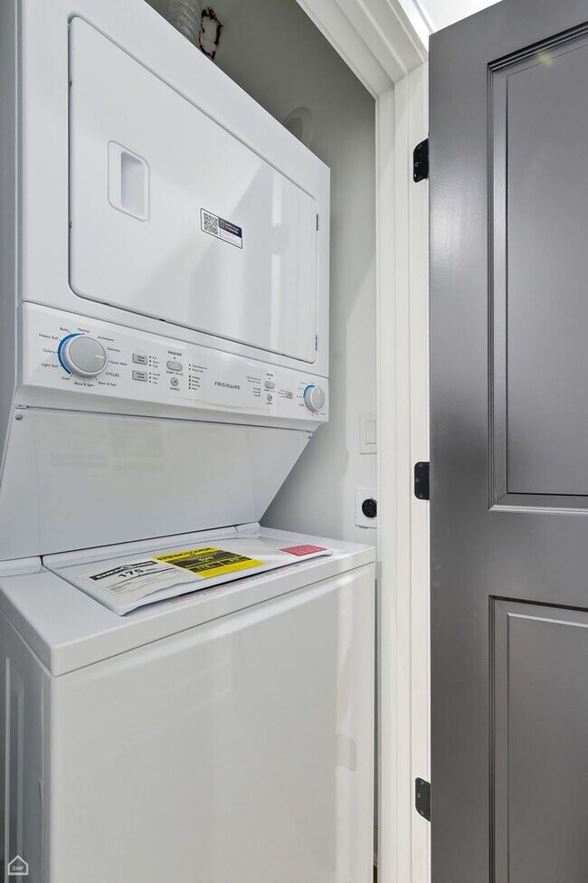 Building Photo - 861 E 63rd Pl