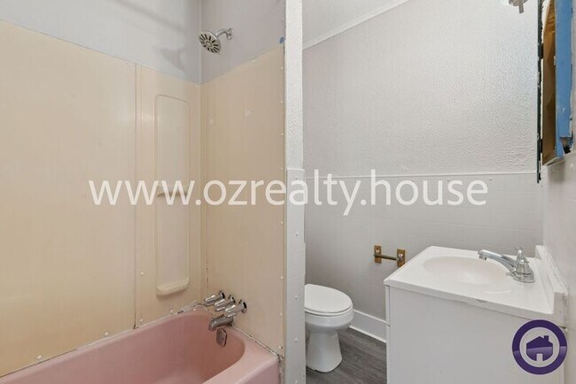 Building Photo - 1735 Roosevelt Cir