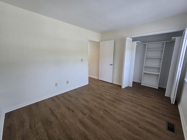 Building Photo - 118 Chaucer Ct