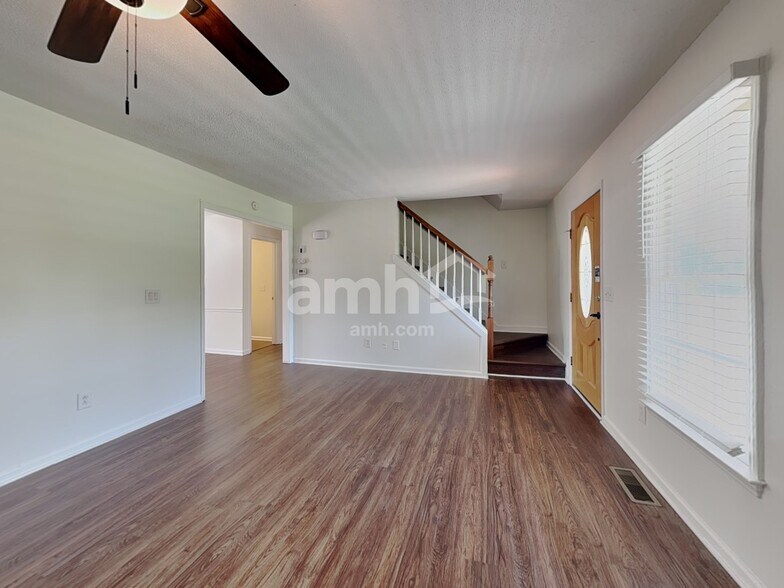 Building Photo - 272 Twin Creeks Rd