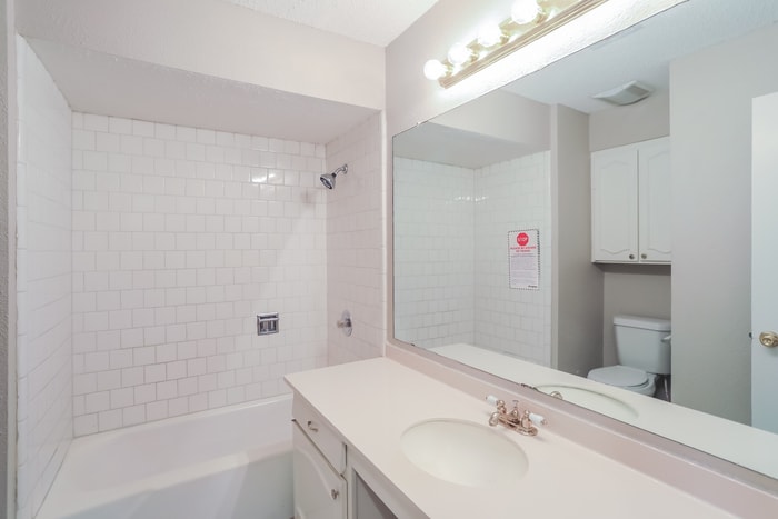 Building Photo - 2614 Chevy Chase Dr