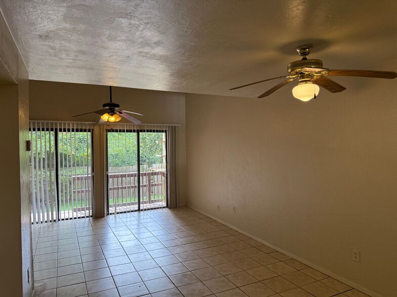 Building Photo - 4304 SW 70th Terrace