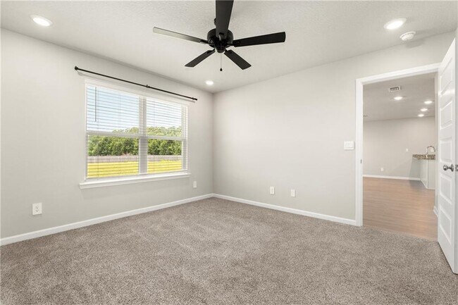 Building Photo - 2613 Windmere Dr E