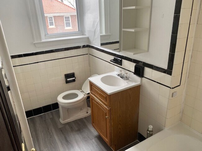 Building Photo - NO BROKER FEE! Available SEPT 1st in Allst...