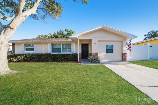 Primary Photo - 1938 Tropic Blvd N