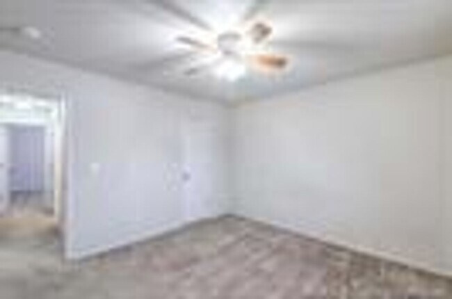 Building Photo - Well maintained home in a great location w...