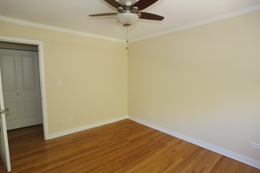 Building Photo - 628 W Wrightwood Ave