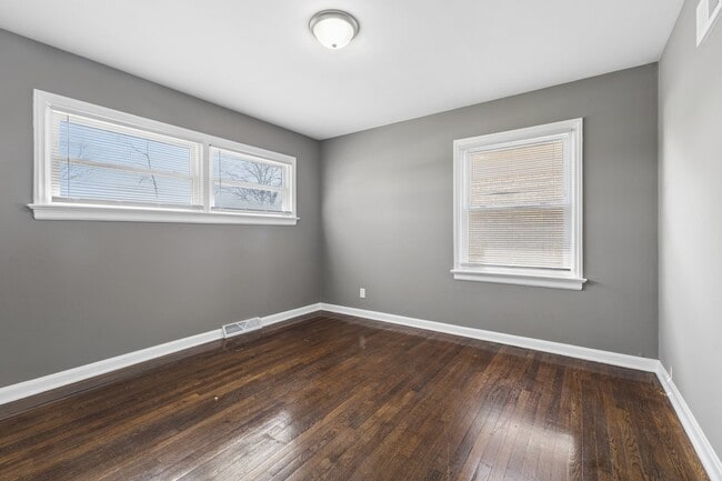 Building Photo - 815 W 187th St