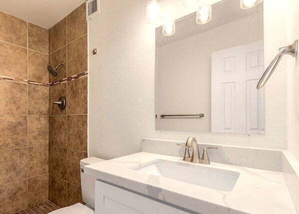 Building Photo - Beautifully Updated 3-Bedroom + Den Home N...