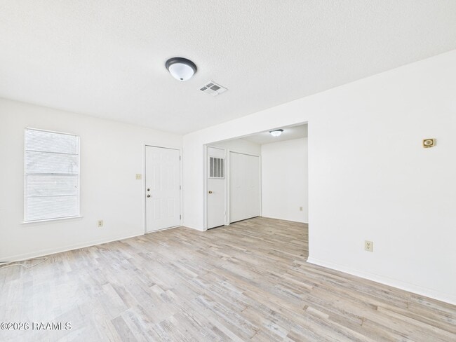 Building Photo - 208 Vieux Orleans Cir